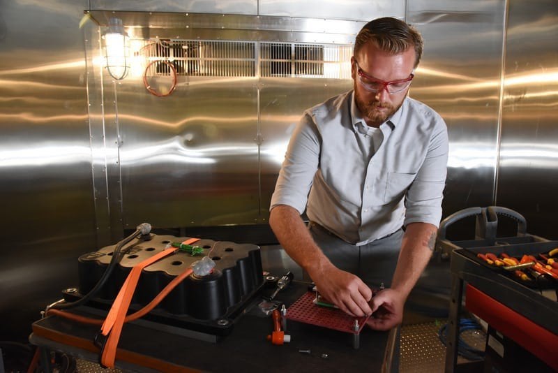 découvrez comment catl s'impose dans la technologie des batteries sodium-ion tandis que tesla accuse un retard dans ce domaine innovant.