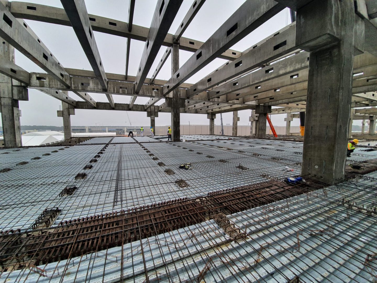 découvrez les enjeux de la gigafactory berlin et les défis auxquels tesla fait face pour maintenir sa production en allemagne.