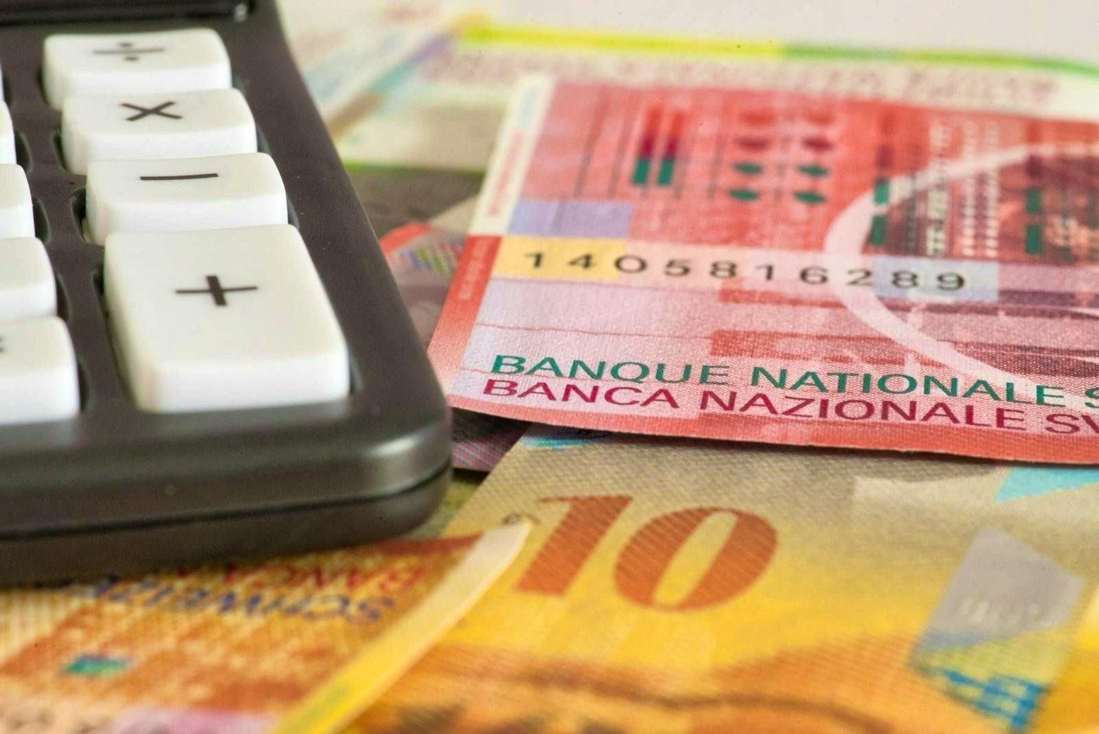 découvrez pourquoi les primes d'assurance auto augmentent en 2026, avec un focus sur l'influence des coûts des pièces et des réparations de pare-brise.