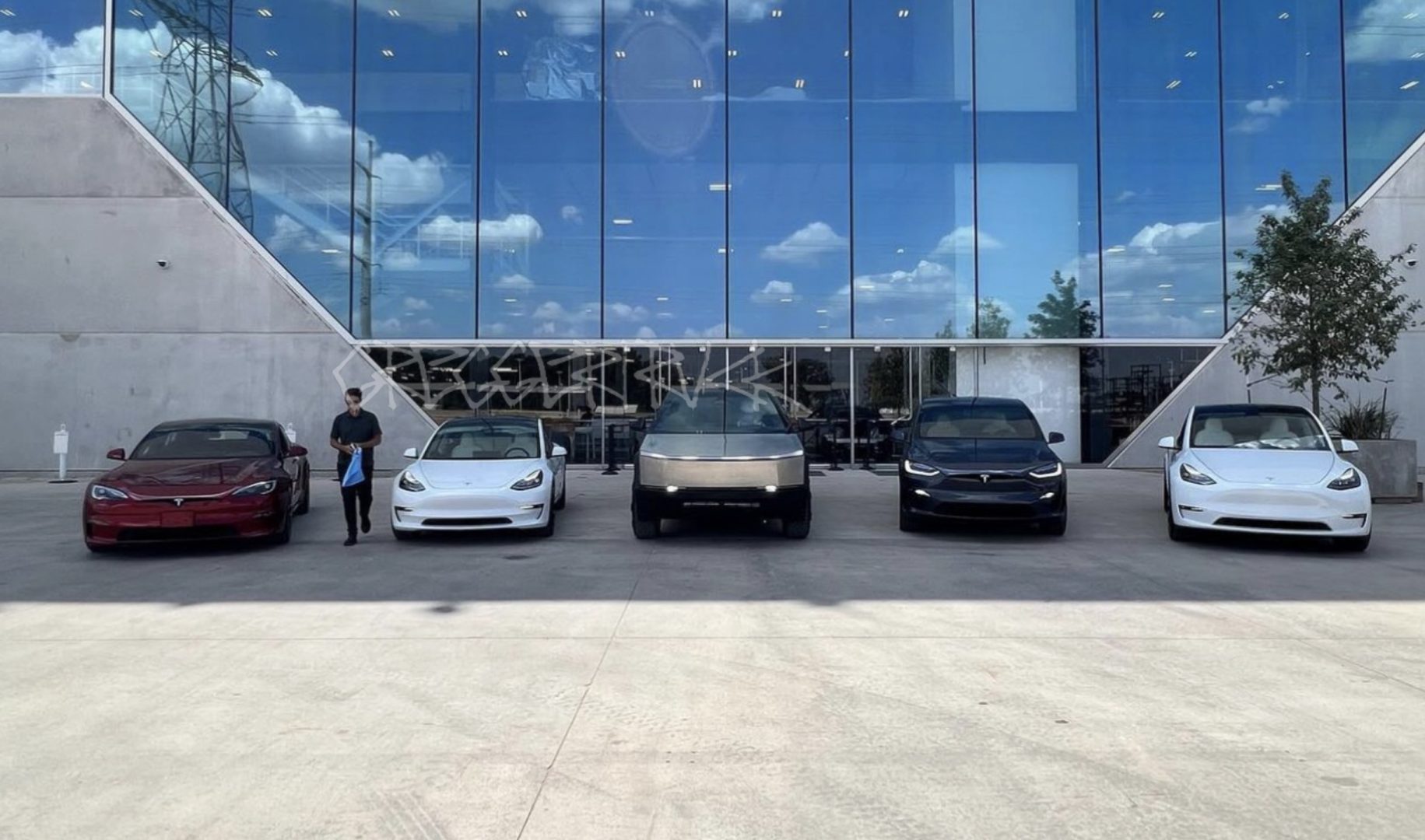 analyse du ralentissement de la demande pour les véhicules tesla et succès croissant des voitures hybrides rechargeables sur le marché automobile.