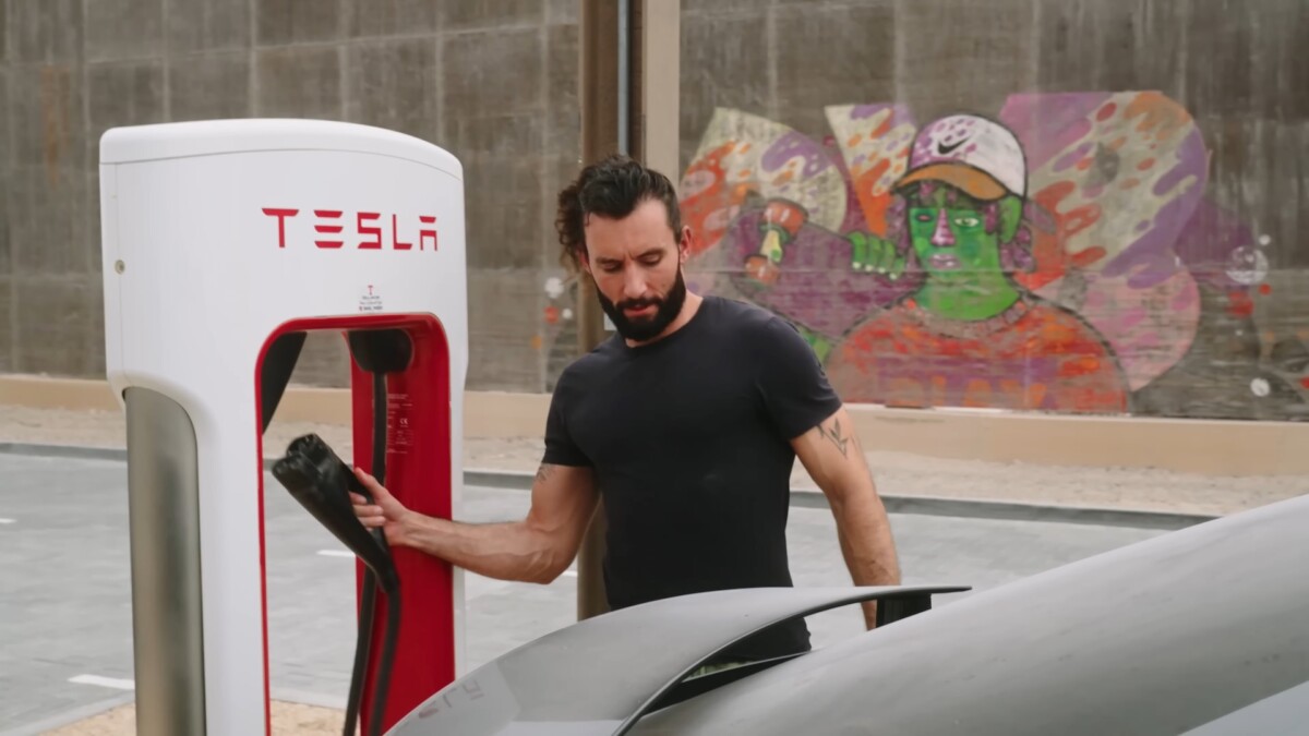 analyse du ralentissement de la demande pour tesla et l'essor du succès des véhicules hybrides rechargeables sur le marché automobile.