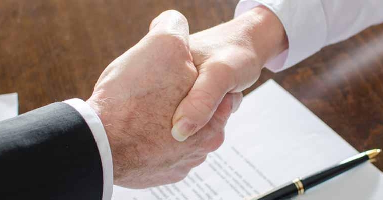 découvrez comment renégocier votre assurance emprunteur et votre assurance auto pour réaliser des économies substantielles et optimiser votre budget.