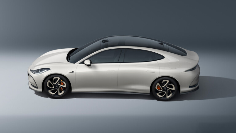 découvrez le roadster électrique chinois débarquant en europe et son défi face à tesla : performances, design et innovations au rendez-vous.