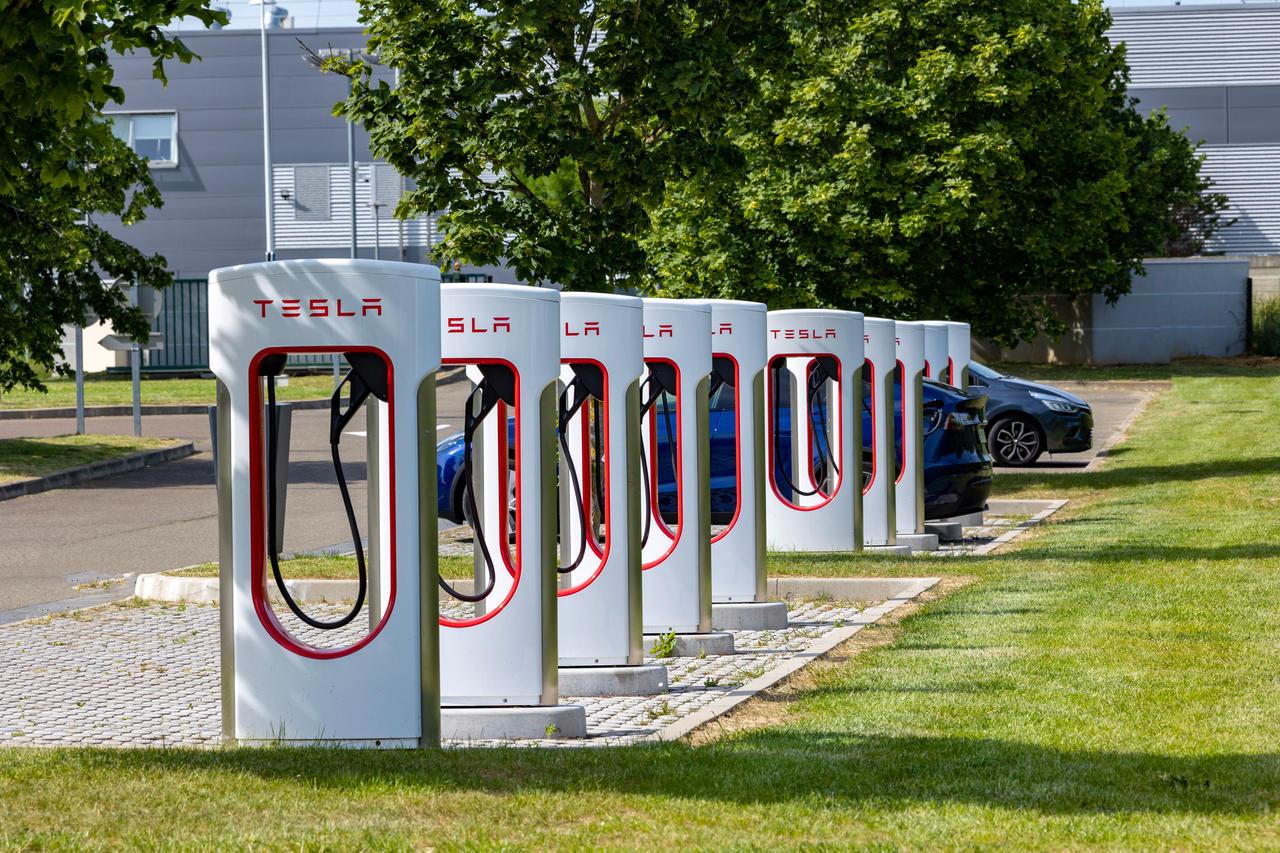 découvrez nos stations de recharge équipées de superchargeurs tesla pour une recharge rapide et efficace de votre véhicule électrique.