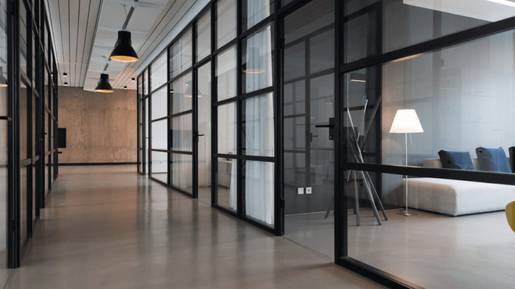 découvrez comment suspendre votre assurance auto pendant l'hiver pour faire des économies tout en protégeant votre véhicule saisonnier.