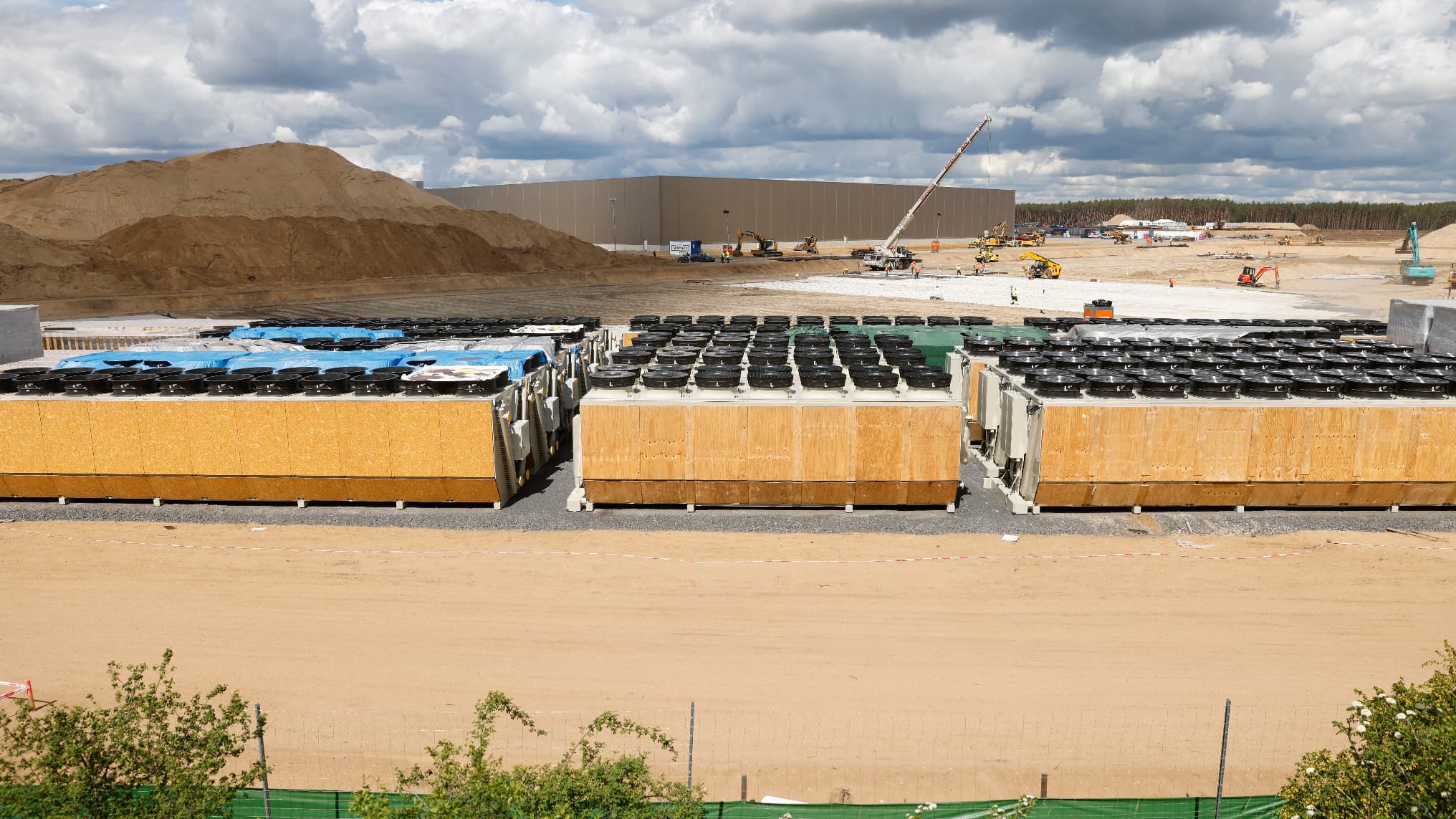 tesla commencera la production de ses batteries en allemagne à partir de 2027, renforçant ainsi son implantation européenne et son autonomie technologique.