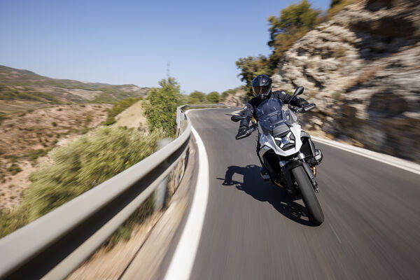 découvrez comment la tesla model y est devenue la reine des ventes mondiales pendant 3 années consécutives grâce à son design innovant, ses performances exceptionnelles et son autonomie remarquable.