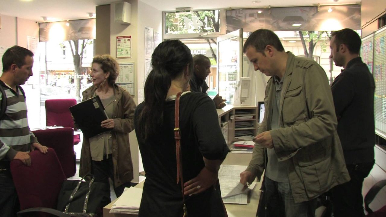 découvrez nos solutions d'assurance auto spécifiquement conçues pour les jeunes conducteurs, offrant des tarifs compétitifs et une couverture adaptée à leurs besoins.