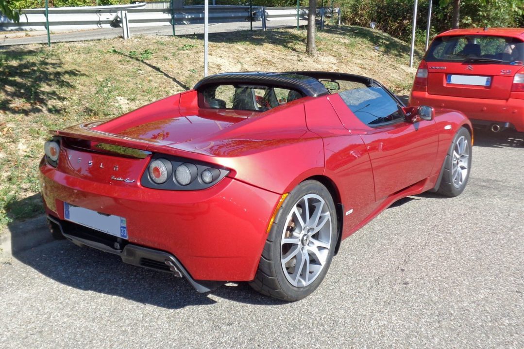 les récents dépôts de marque ravivent l'intérêt autour du tesla roadster, suscitant de nouvelles spéculations sur son lancement et ses innovations.
