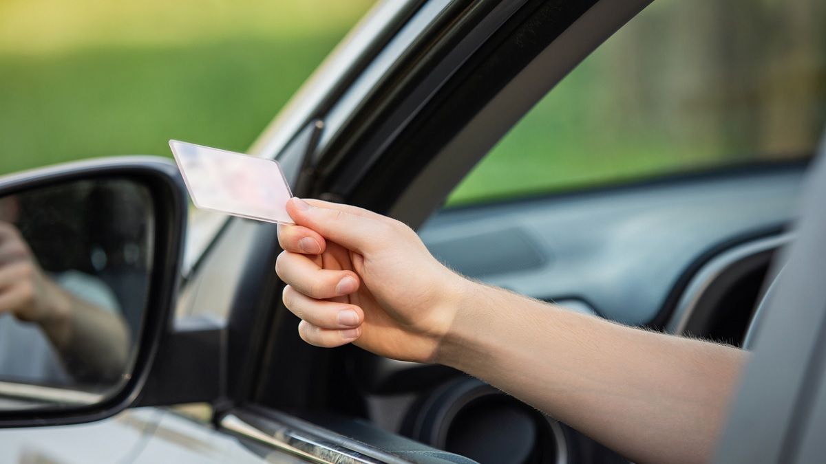 découvrez l'importance du document d'assurance auto essentiel pour éviter une amende et circuler en toute légalité. protégez-vous avec les bons papiers.