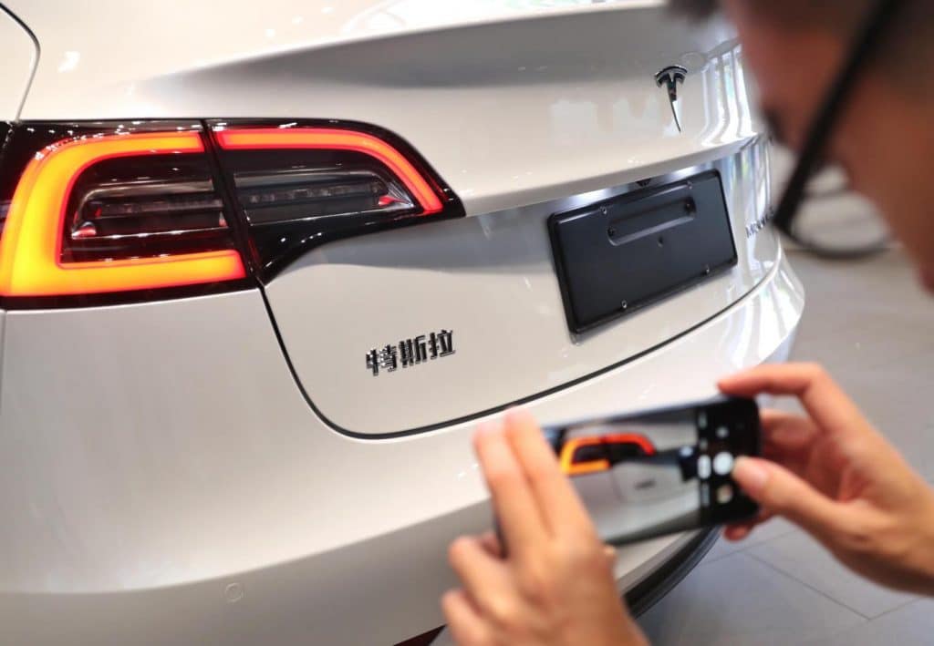 découvrez pourquoi les poignées rétractables tesla sont interdites en chine et leurs perspectives d'interdiction prochaine en europe.