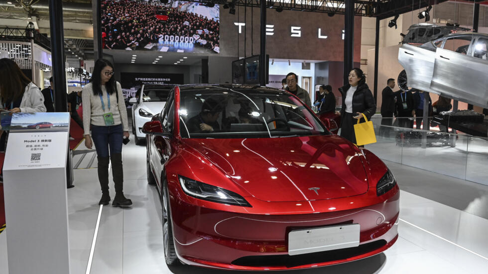 découvrez pourquoi les poignées rétractables tesla sont interdites en chine et pourraient prochainement l'être en europe, impactant l'innovation automobile.