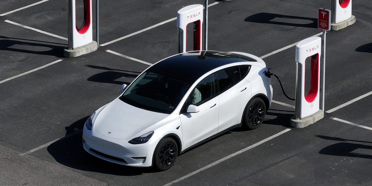 tesla prévoit d'investir 20 milliards d'euros en 2024 pour développer ses robotaxis et ses technologies d'intelligence artificielle, révolutionnant ainsi la mobilité urbaine et l'automatisation.