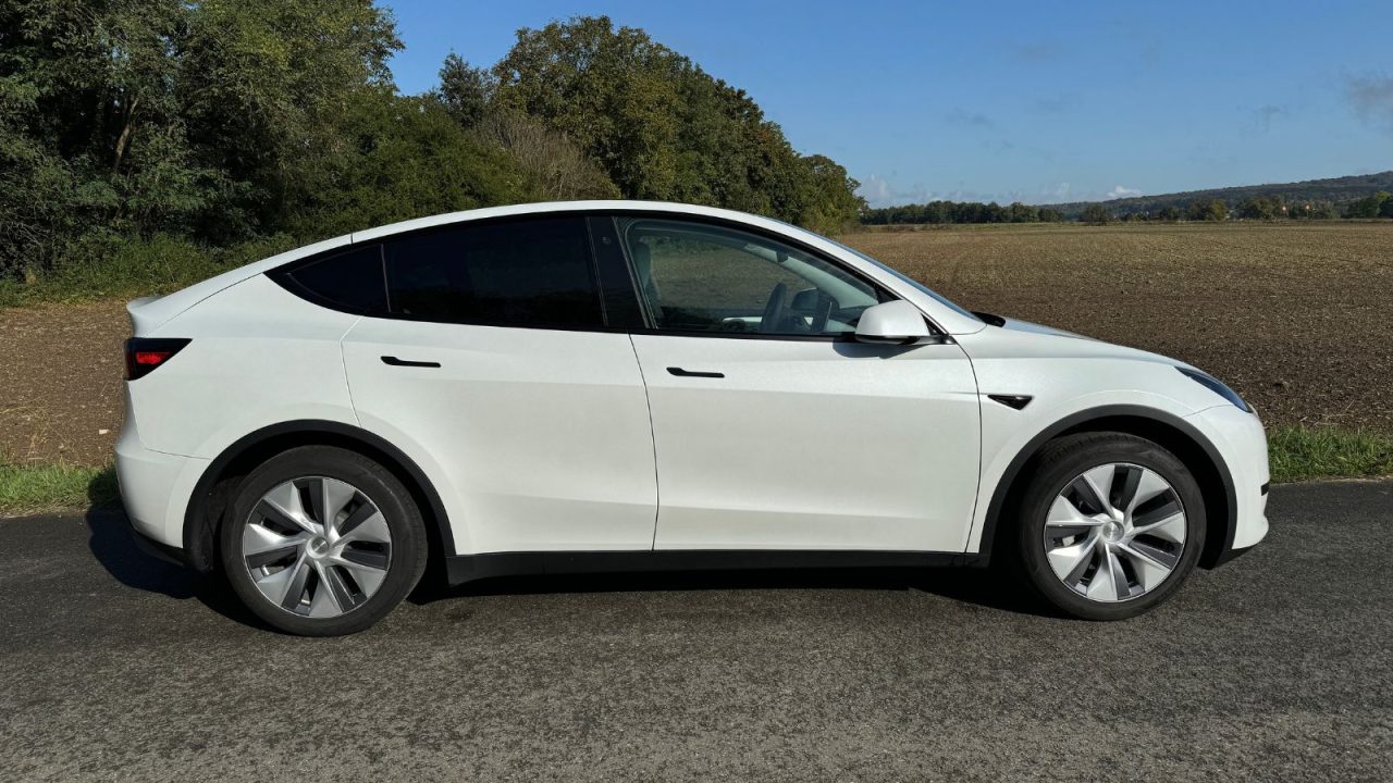 découvrez l'impact d'une batterie moins performante sur l'autonomie de la tesla model y premium grande autonomie et comment cela influence votre expérience de conduite électrique.
