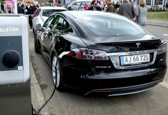 en février, les immatriculations de tesla au danemark ont chuté de 18%, reflétant une baisse notable de la demande sur le marché local.