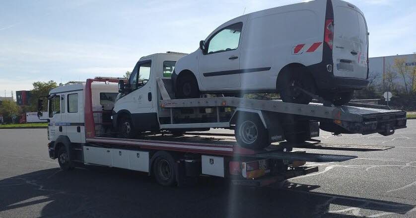 un conducteur sans permis perd le contrôle d'une dépanneuse, entraînant des conséquences inattendues.