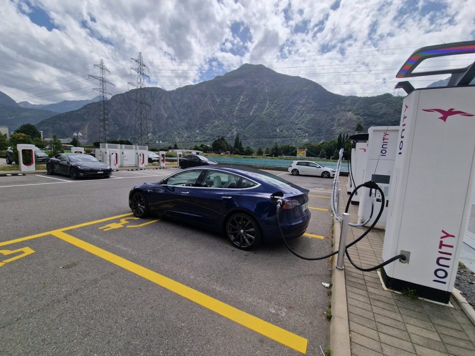 découvrez comment faire une demande pour un superchargeur tesla et profitez d'une recharge rapide et efficace pour votre véhicule électrique.