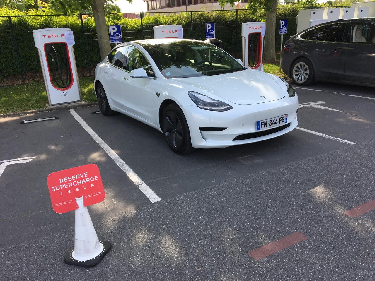 découvrez notre essai complet de la tesla model 3 entrée de gamme : performances, design et autonomie à petit prix.