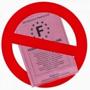 un récidiviste conduit sans permis ni assurance, mais il clame son innocence face aux accusations.