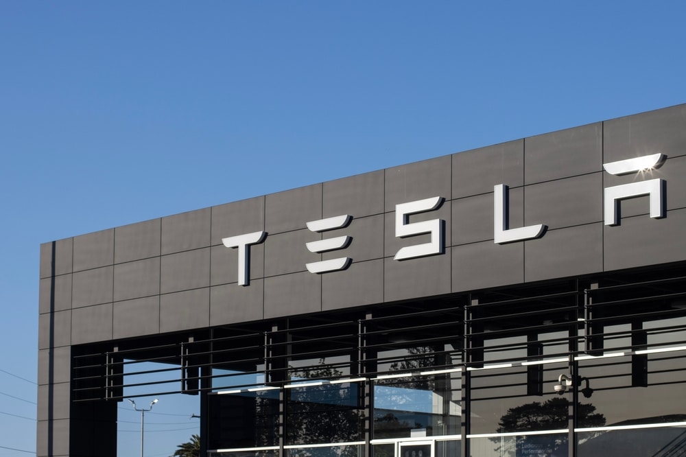 tesla autorisée à fournir l'électricité au royaume-uni, une étape majeure pour la transition énergétique et le développement des énergies renouvelables dans le pays.