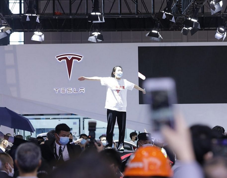 tesla engage une action judiciaire contre une marque française de boissons, révélant un conflit important entre les deux entreprises.