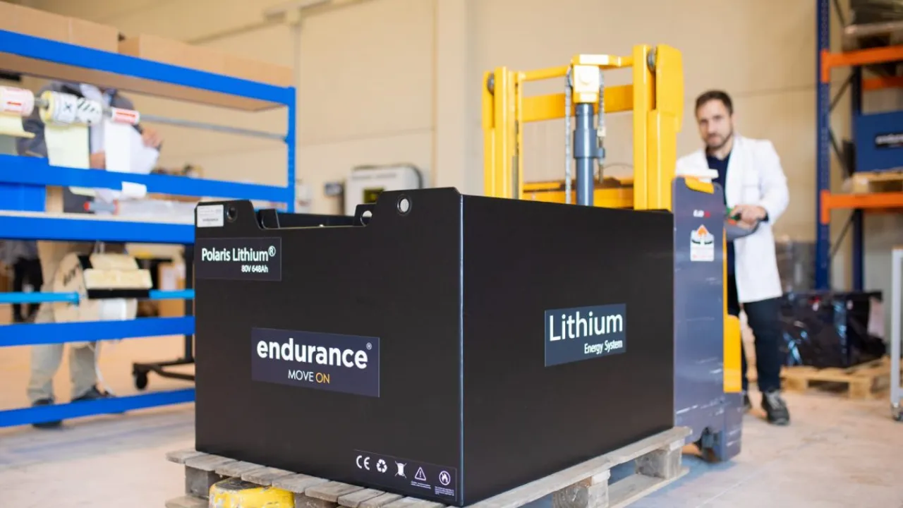 tesla et lg energy annoncent le lancement d'une usine de batteries de 4,3 milliards de dollars, renforçant leur partenariat pour accélérer la production de batteries innovantes et durables.