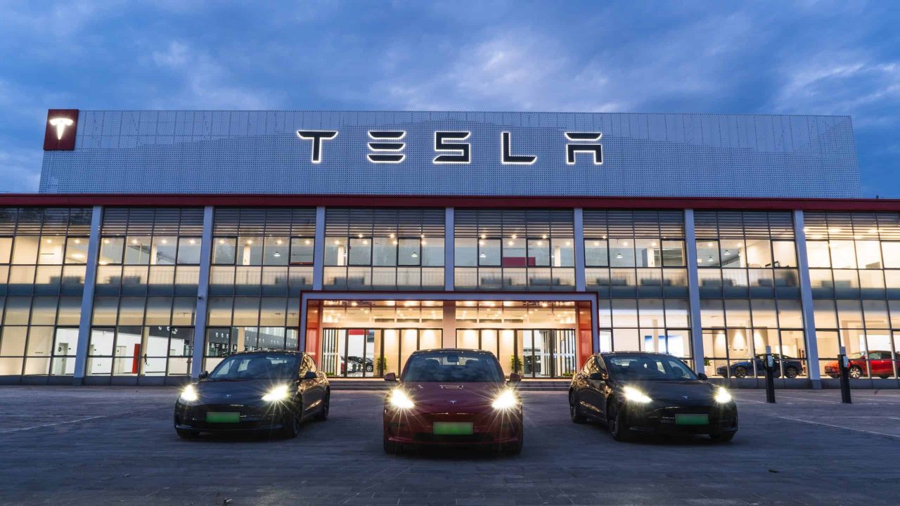 tesla engage des négociations pour l'approvisionnement d'équipements solaires en chine, renforçant son développement dans les énergies renouvelables.