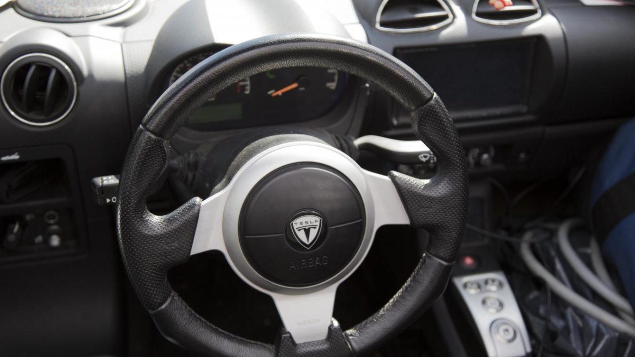 découvrez pourquoi tesla pourrait voir une baisse significative de ses revenus clés et quels défis financiers l'attendent dans un avenir proche.