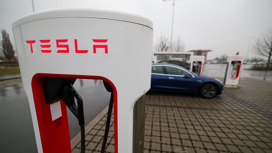 découvrez l'analyse des ventes de tesla au royaume-uni avec une chute remarquable de 37 %, explorant les causes et les impacts sur le marché automobile.