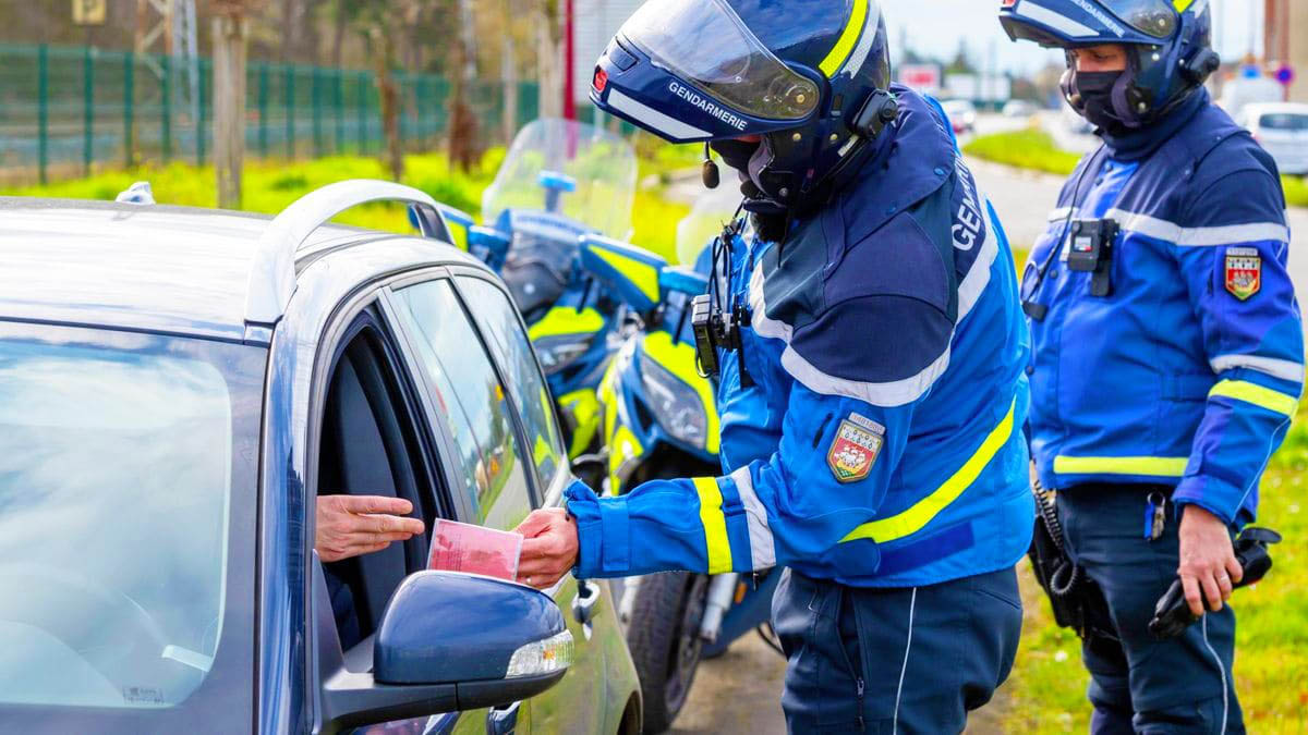 découvrez tout savoir sur l'amende de 135 € liée à l'absence d'assurance auto numérique et comment l'éviter efficacement.