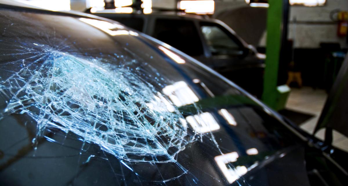 découvrez tout ce qu'il faut savoir sur la garantie bris de glace en assurance auto : couverture, conditions et conseils pour bien protéger votre véhicule.