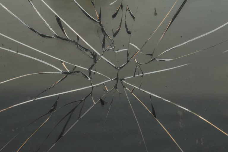 découvrez tout ce qu'il faut savoir sur la garantie bris de glace en assurance auto : couverture, conditions et conseils pour bien protéger votre véhicule.