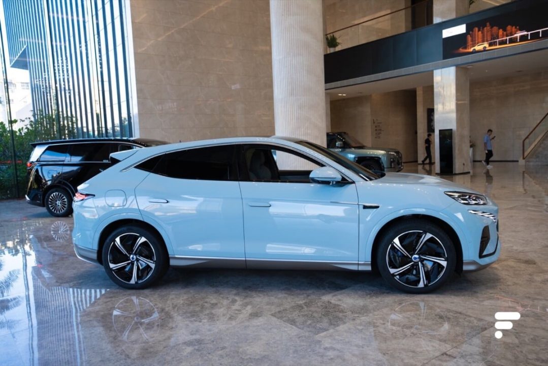 byd lance la marque denza en france, entrant sur le marché des véhicules électriques pour défier tesla et les constructeurs allemands avec des innovations et un rapport qualité-prix attractif.
