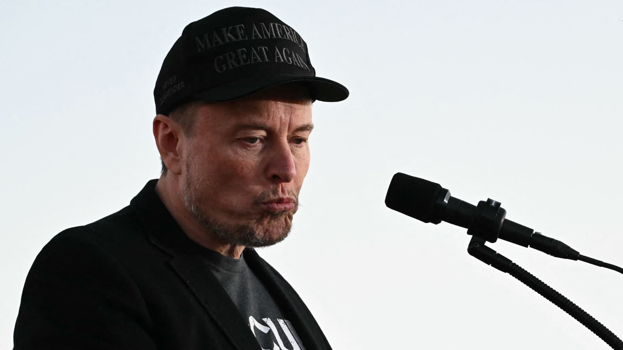 découvrez la réaction d'elon musk face à une commande étonnante de 2000 gâteaux pour tesla, mêlant innovation et gourmandise.