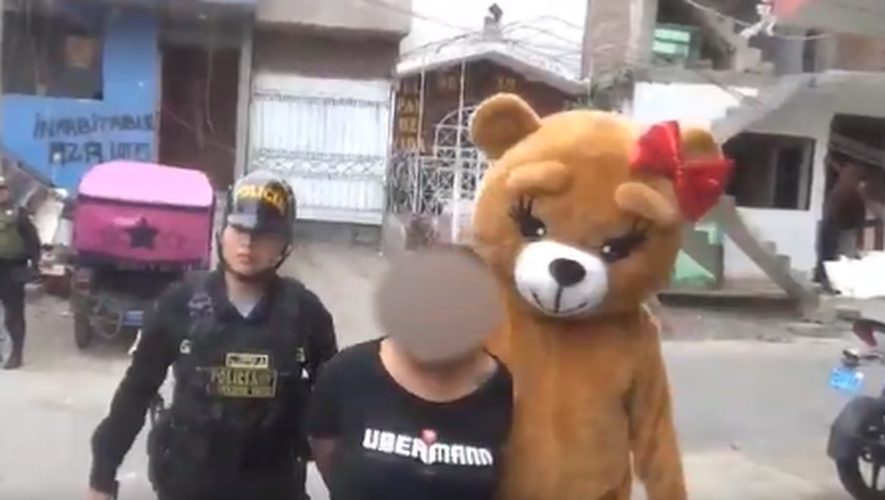 découvrez l'histoire insolite de trois américains déguisés en ours impliqués dans une fraude à l'assurance, une affaire mêlant humour et tromperie.