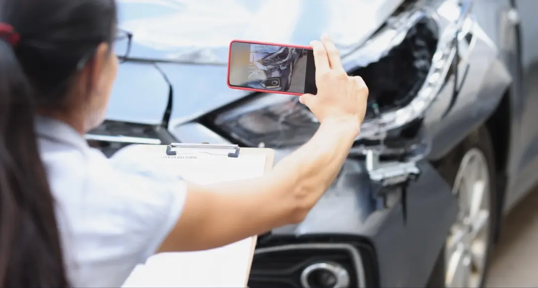 découvrez l'augmentation inquiétante de la fraude assurance auto avec le phénomène du 'crash for cash', une escroquerie en pleine expansion mettant en danger les conducteurs et les assureurs.