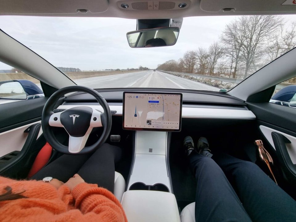 découvrez si la france va homologuer la conduite autonome tesla à l'instar des pays-bas, et quelles implications cela pourrait avoir pour les automobilistes et la réglementation.