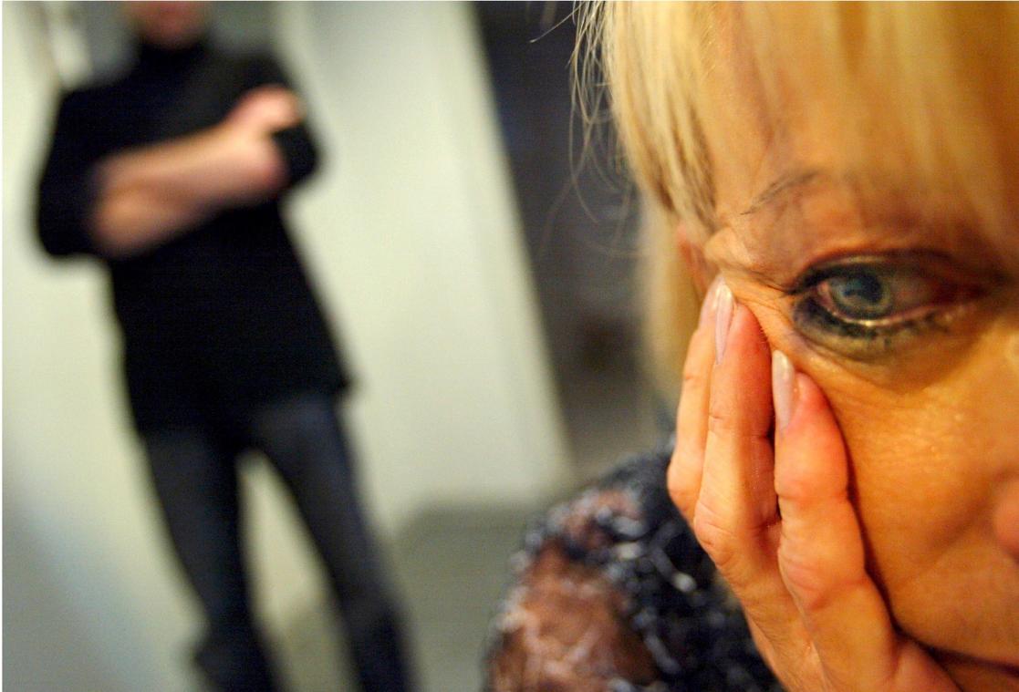 une octogénaire condamnée à tort à cause d'une erreur de frappe dans son contrat d'assurance, mettant en lumière les conséquences des fautes informatiques.