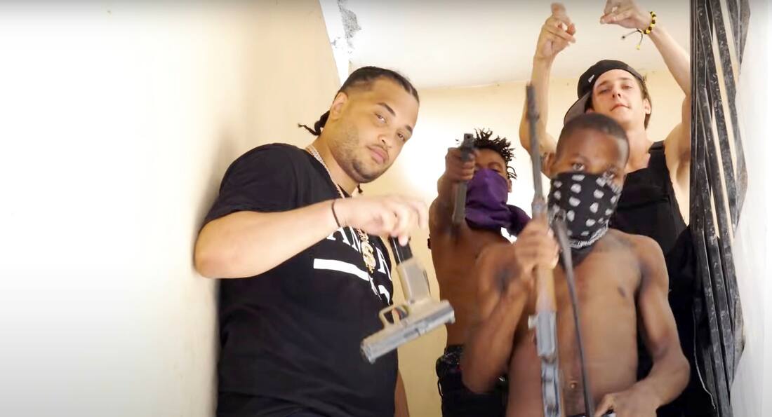 découvrez les détails de l'inculpation du rappeur d4vd pour meurtre, les circonstances de l'affaire et les réactions du public.