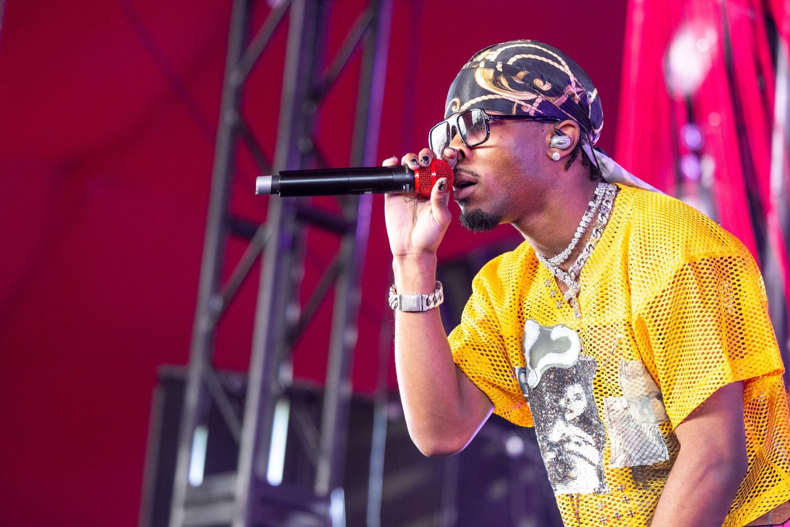 le rappeur d4vd inculpé pour meurtre : découvrez les détails de l'affaire et les réactions dans le monde de la musique.