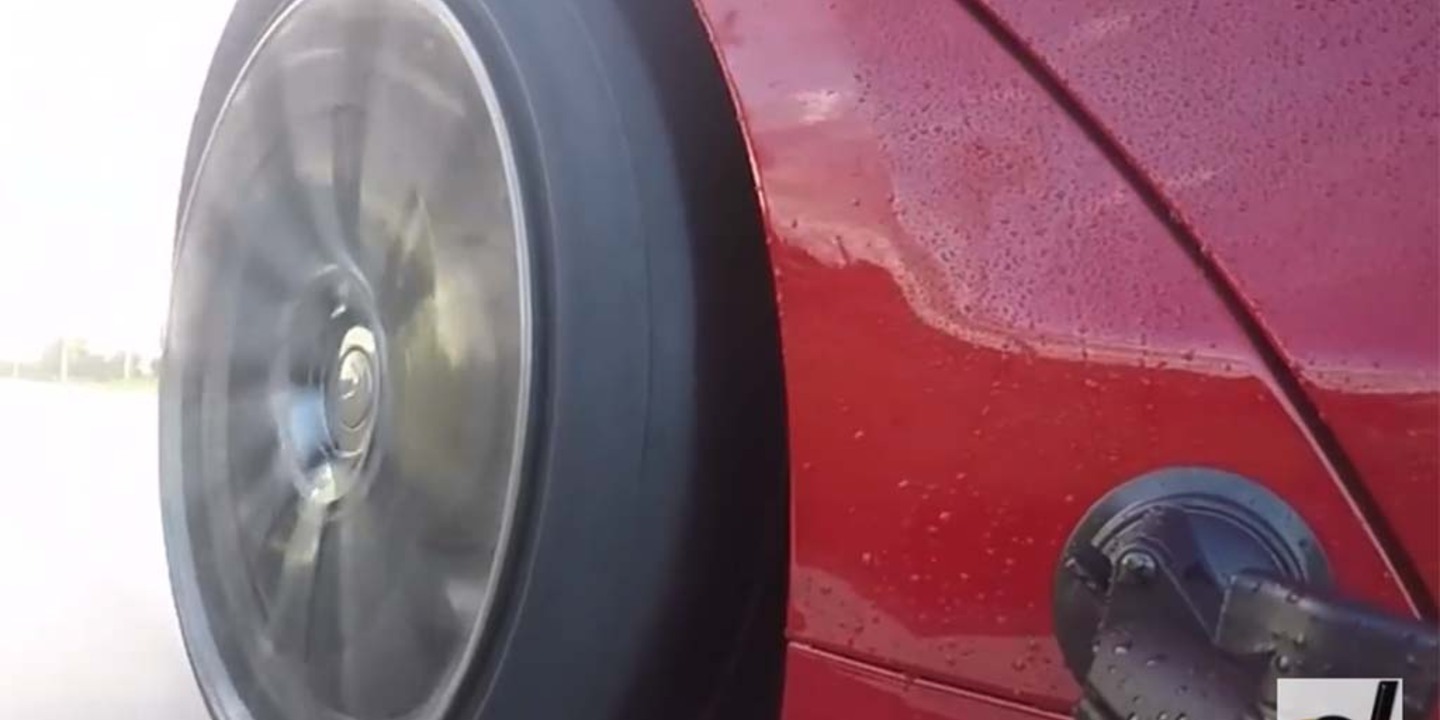 tesla corrige enfin un problème important rencontré sous la pluie, améliorant ainsi la sécurité et la performance de ses véhicules dans des conditions humides.