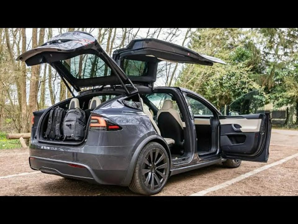 découvrez comment tesla lutte contre le piratage autonome grâce à des sanctions strictes et des mesures de sécurité avancées pour protéger ses véhicules intelligents.