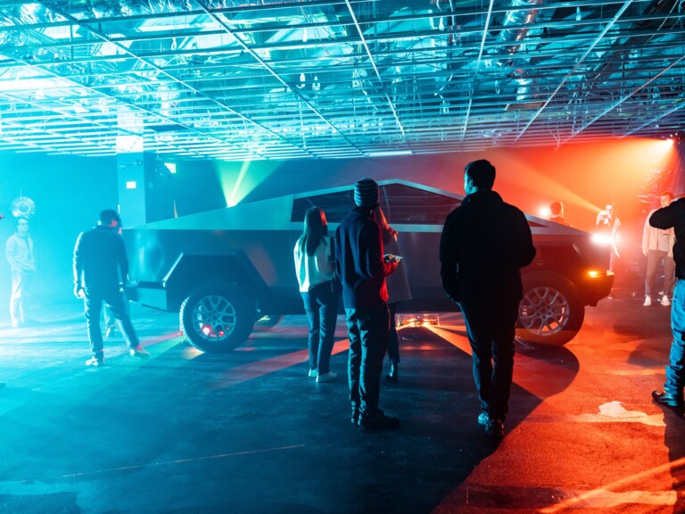 découvrez les enjeux des 21 procès visant tesla concernant l'autopilot, le full self-driving (fsd) et des accusations de discrimination, et leur impact sur l'avenir de la conduite autonome.