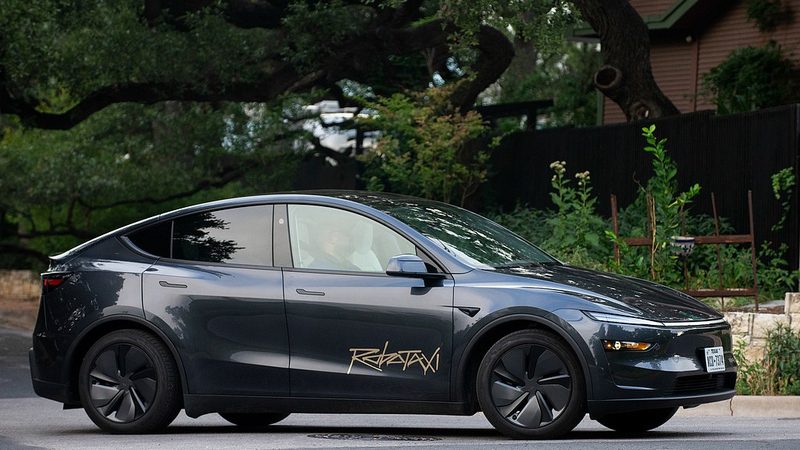 tesla inaugure son service de robotaxis à dallas et houston, révolutionnant le transport urbain avec des véhicules autonomes de pointe.