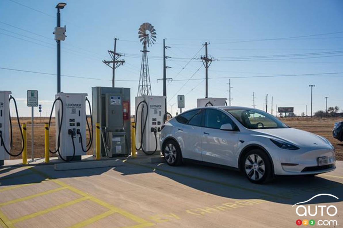 tesla déçoit avec des livraisons en baisse au premier trimestre, tandis que la fin du crédit d'impôt freine la croissance des véhicules électriques.