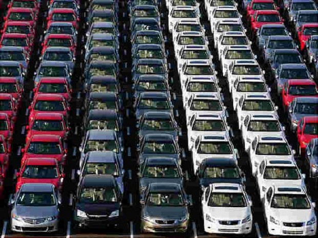 découvrez pourquoi tesla fait face à un record de voitures invendues et explore les possibilités d'une baisse des prix pour stimuler les ventes.