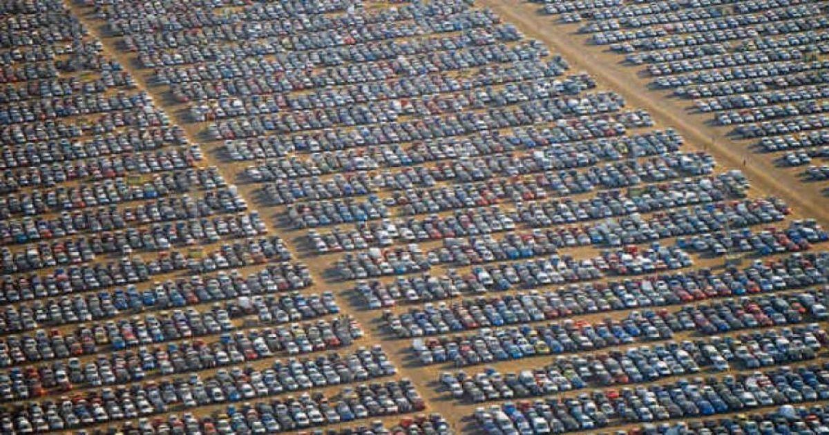 découvrez comment tesla fait face à un record de voitures invendues et explore la possibilité d'une baisse des prix pour relancer les ventes.