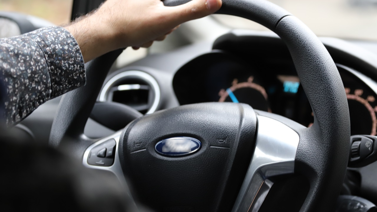 à roanne, un ex-gérant d'auto-école a été condamné pour conduite en état d'ivresse sans assurance, mettant en lumière les risques et les responsabilités liés à ce type d'infractions.