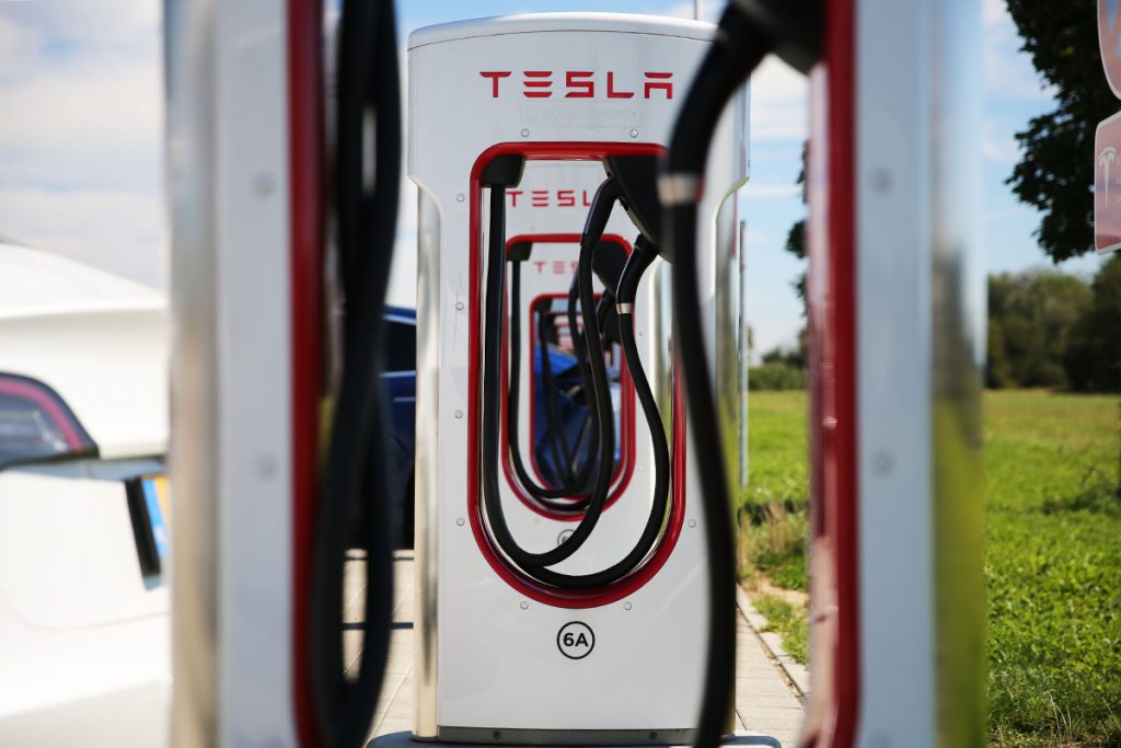 tesla augmente le coût des superchargers en france, impactant les tarifs de recharge pour les véhicules électriques sur tout le territoire.