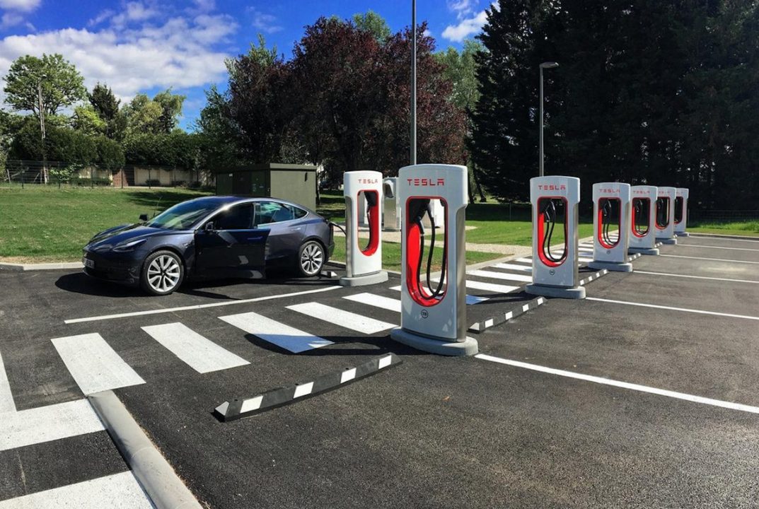 tesla augmente le coût des superchargers en france, impactant les tarifs de recharge pour les propriétaires de véhicules électriques.